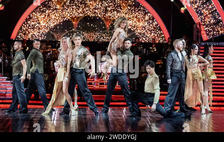 Robbie Kmetoni, Jake Leigh, Nadiya Bychkova, Nikita Kuzmin, Jowita Przystal, Vito Coppola, Carlos Gu, Neil Jones, Kai Widdrington, Katya Jones und Nancy Xu, die bei der Startup Come Dancing the Live Tour in der Utilita Arena Birmingham vortraten Stockfoto