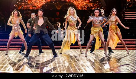 Robbie Kmetoni, Jake Leigh, Nadiya Bychkova, Nikita Kuzmin, Jowita Przystal, Vito Coppola, Carlos Gu, Neil Jones, Kai Widdrington, Katya Jones und Nancy Xu, die bei der Startup Come Dancing the Live Tour in der Utilita Arena Birmingham vortraten Stockfoto