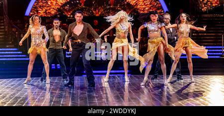 Robbie Kmetoni, Jake Leigh, Nadiya Bychkova, Nikita Kuzmin, Jowita Przystal, Vito Coppola, Carlos Gu, Neil Jones, Kai Widdrington, Katya Jones und Nancy Xu, die bei der Startup Come Dancing the Live Tour in der Utilita Arena Birmingham vortraten Stockfoto