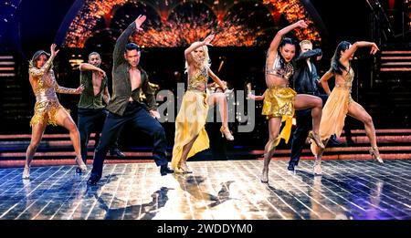 Robbie Kmetoni, Jake Leigh, Nadiya Bychkova, Nikita Kuzmin, Jowita Przystal, Vito Coppola, Carlos Gu, Neil Jones, Kai Widdrington, Katya Jones und Nancy Xu, die bei der Startup Come Dancing the Live Tour in der Utilita Arena Birmingham vortraten Stockfoto