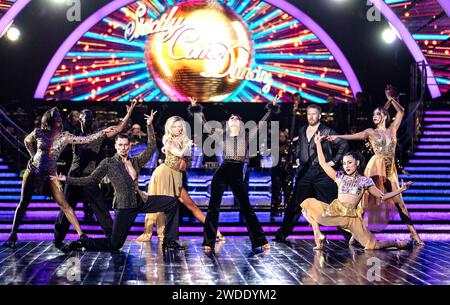 Robbie Kmetoni, Jake Leigh, Nadiya Bychkova, Nikita Kuzmin, Jowita Przystal, Vito Coppola, Carlos Gu, Neil Jones, Kai Widdrington, Katya Jones und Nancy Xu, die bei der Startup Come Dancing the Live Tour in der Utilita Arena Birmingham vortraten Stockfoto