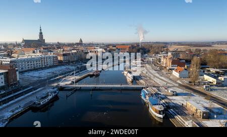 Blick auf den Museumshafen von Greifswald mit der Fußgängerbrücke. Links geht es es in die historische Innenstadt mit seinen Kirchen hier: Dom St. Nikolai und St. Jakobi v.l. Greifswald, Hansestadt, HGW, MV, Mecklenburg-Vorpommern, Vorpommern, Tourismus, Reisen, Urlaub, Drohne, 2024, Winter *** Blick auf den Museumshafen Greifswald mit der Fußgängerbrücke auf der linken Seite ist das historische Stadtzentrum mit seinen Kirchen hier Dom St. Nikolai und St. Jakobi V l Greifswald, Hansestadt, HGW, MV, Mecklenburg Vorpommern, Westpommern, Tourismus, Reisen, Urlaub, Drohne, 2024, Winter Stockfoto