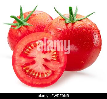 Frisch gewaschene rote Tomaten bedeckt mit Wassertropfen auf weißem Hintergrund. Stockfoto