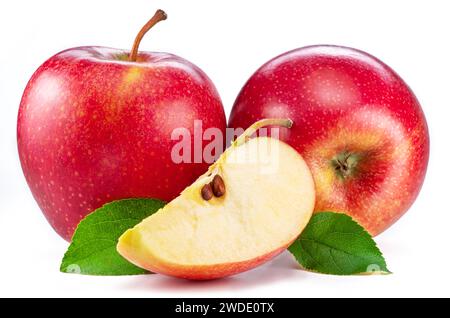 Reife rote Äpfel und Apfelscheiben isoliert auf weißem Hintergrund. Stockfoto
