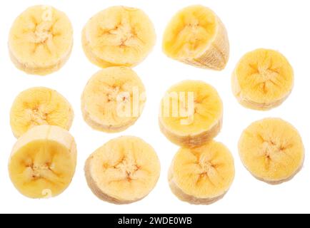 Sammlung geschälter Baby-Bananenscheiben auf weißem Hintergrund. Datei enthält Beschneidungspfade. Stockfoto