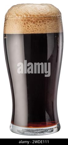 Glas gekühltes dunkles Bier mit Bierschaumkopf isoliert auf weißem Hintergrund. Beschneidungspfad. Stockfoto