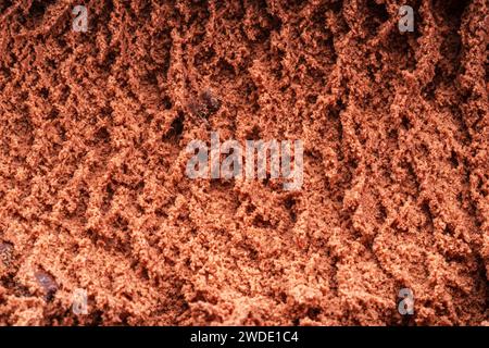 Zur Struktur von gefrorenem Schokoladeneis-Nahaufnahme. Eis Hintergrund. Stockfoto
