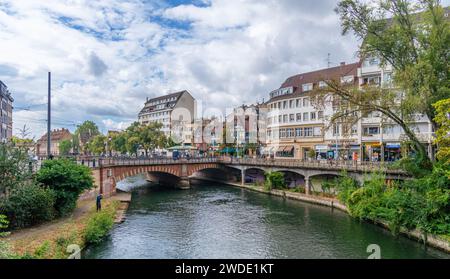 Le Petite France, das malerischste Viertel der Altstadt von Straßburg. Einer der Kanäle des Ill River. Stockfoto