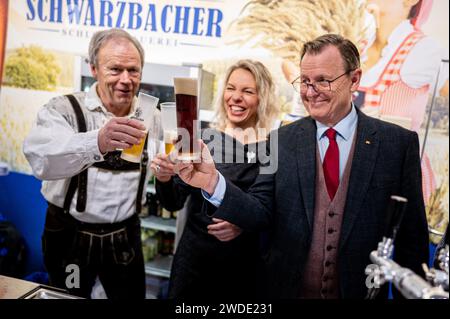 Berlin, Deutschland. Januar 2024. Bodo Ramelow (die Linke, r), thüringischer Ministerpräsident Thomas Müller (CDU), Landrat Hildburghausen, und Susanna Karawanskij (die Linke), thüringische Landwirtschaftsministerin, stoßen bei der Grünen Woche am Thüringer Tag mit Bierbecher in der Thüringer Halle an. Die 88. Ausgabe der Grünen Woche, einer internationalen Leitmesse für Lebensmittel, Landwirtschaft und Gartenbau, findet vom 19. Bis 28. Januar 2024 statt. Quelle: Fabian Sommer/dpa/Alamy Live News Stockfoto