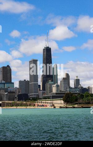 John Hancock Center, ein superhoher Wolkenkratzer im Magnificent Mile District. Die Skyline der Innenstadt von Chicago wird von der anderen Seite des Wassers aus in der Navy betrachtet Stockfoto