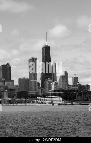 John Hancock Center, ein superhoher Wolkenkratzer im Magnificent Mile District. Die Skyline der Innenstadt von Chicago wird von der anderen Seite des Wassers aus in der Navy betrachtet Stockfoto