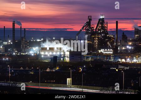 Tata Steelworks Port Talbot wurde an dem Tag aufgenommen, an dem Tata den Verlust von 2800 Arbeitsplätzen in ihren britischen Geschäftsbereichen bekannt gab. Die abgebildeten Hochöfen sollen nun 2024 geschlossen werden Stockfoto