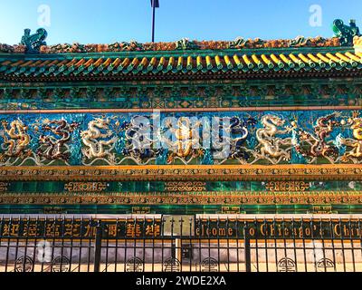 Nahaufnahme von Chicagos Chinatown, Nine Dragon Wall, ein blau-goldenes Wandgemälde, das den chinesischen Fokus auf Glück zeigt Stockfoto