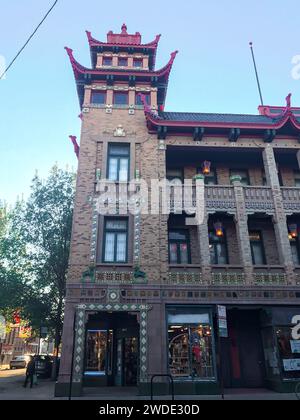 Das Pui Tak Center ist ein berühmtes Gebäude in Chicagos Chinatown, das früher als On Leong Merchants Association Building bekannt war Stockfoto