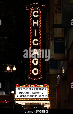 Das Chicago Theatre beleuchtete Schild vor dem Eingang des berühmten Wahrzeichens bei Nacht Stockfoto