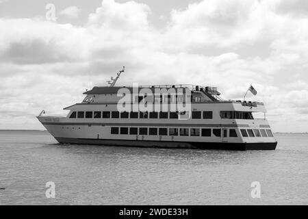 Mystic Blue Kreuzfahrtschiff mit atemberaubendem Blick auf Chicago, beginnend am Navy Pier in Schwarz-weiß Stockfoto