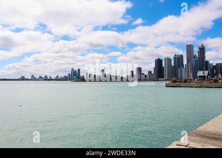 Die Skyline der Innenstadt von Chicago, die man am Navy Pier von der anderen Seite des Wassers aus betrachtet Stockfoto