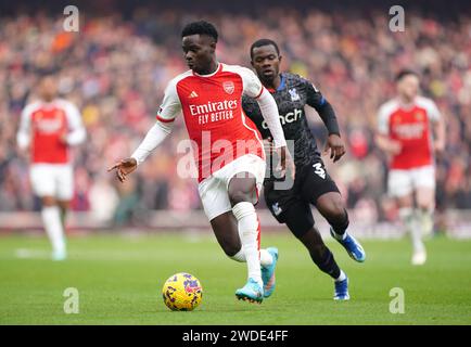 Arsenals Bukayo Saka (links) und Kristallpalast Tyrick Mitchell in Aktion während des Premier League Spiels im Emirates Stadium, London. Bilddatum: Samstag, 20. Januar 2024. Stockfoto