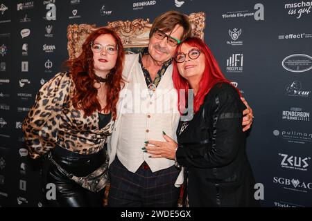 Jörg Draeger mit Frau Petra Draeger und Tochter Cinzia Draeger, Public Viewing zum TV-Start von Ich bin ein Star holt mich hier raus , 19.1,2024, Hotel Pullmann Schweizer Hof, Berlin, Deutschland *** Jörg Draeger mit Frau Petra Draeger und Tochter Cinzia Draeger, Public Viewing für den TV-Launch von Ich bin ein Star - holt mich hier raus , 19 1 2024, Hotel Pullmann Schweizer Hof, Berlin, Deutschland kreativmedia ibespublicv 24 Stockfoto