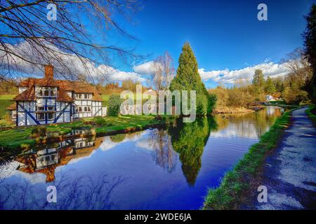 Reflexion im ruhigen Fluss im Lose Valley Maidstone in Kent England Großbritannien Stockfoto