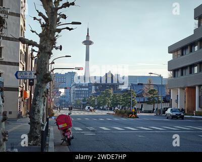 Eine Straßenszene mit dem Kyoto Tower in Kyoto, Japan Stockfoto