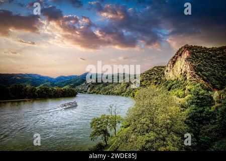 Ein Kreuzschiff steuert die Donau bei Durnstein, Österreich. Stockfoto