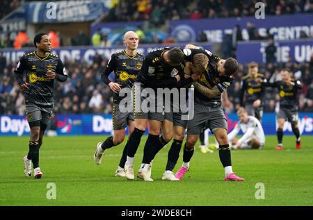 Flynn Downes aus Southampton feiert das dritte Tor ihrer Mannschaft während des Spiels der Sky Bet Championship im Stadion Swansea.com in Swansea. Bilddatum: Samstag, 20. Januar 2024. Stockfoto