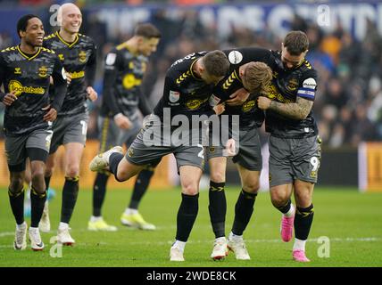 Flynn Downes aus Southampton feiert das dritte Tor ihrer Mannschaft während des Spiels der Sky Bet Championship im Stadion Swansea.com in Swansea. Bilddatum: Samstag, 20. Januar 2024. Stockfoto