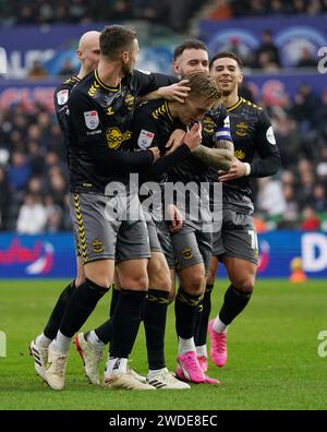 Flynn Downes aus Southampton feiert das dritte Tor ihrer Mannschaft während des Spiels der Sky Bet Championship im Stadion Swansea.com in Swansea. Bilddatum: Samstag, 20. Januar 2024. Stockfoto