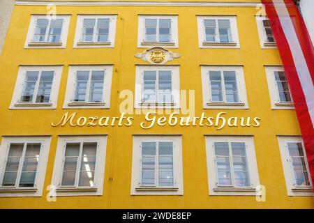 Geburtsort von Wolfgang Amadeus Mozart in der Getreidegasse Nr. 9 in Salzburg, Österreich. Stockfoto