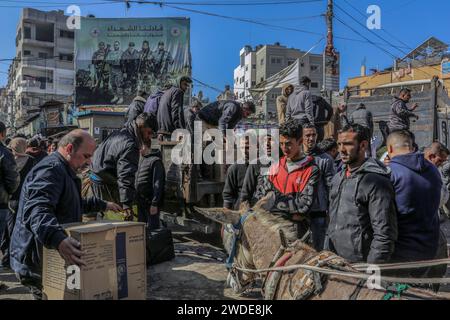 Rafah, Palästinensische Gebiete. Januar 2024. Palästinenser drängen sich auf einem lokalen Straßenmarkt in Rafah. UNRWA sagte, dass sich die Bevölkerung der Stadt Rafah auf über 1,300 Millionen Menschen fast vervierfacht hat, da Palästinenser, die aus Dschabalia, Scheich Zayed, Al-Wusta, Khan Yunis und Gaza-Stadt vertrieben wurden, vor den blutigen Kämpfen zwischen Israel und Hamas fliehen. Abed Rahim Khatib/dpa/Alamy Live News Stockfoto