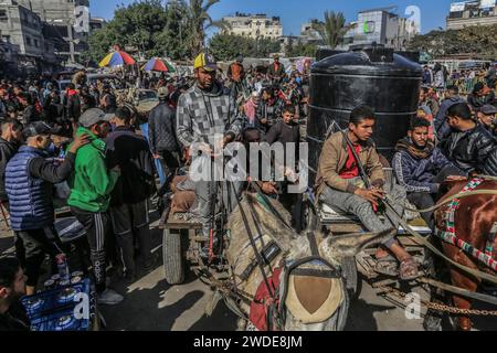 Rafah, Palästinensische Gebiete. Januar 2024. Palästinenser drängen sich auf einem Straßenmarkt in Rafah. UNRWA sagte, dass sich die Bevölkerung der Stadt Rafah auf über 1,300 Millionen Menschen fast vervierfacht hat, da Palästinenser, die aus Dschabalia, Scheich Zayed, Al-Wusta, Khan Yunis und Gaza-Stadt vertrieben wurden, vor den blutigen Kämpfen zwischen Israel und Hamas fliehen. Abed Rahim Khatib/dpa/Alamy Live News Stockfoto