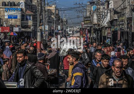 Rafah, Palästinensische Gebiete. Januar 2024. Palästinenser drängen sich auf einem lokalen Straßenmarkt in Rafah. UNRWA sagte, dass sich die Bevölkerung der Stadt Rafah auf über 1,300 Millionen Menschen fast vervierfacht hat, da Palästinenser, die aus Dschabalia, Scheich Zayed, Al-Wusta, Khan Yunis und Gaza-Stadt vertrieben wurden, vor den blutigen Kämpfen zwischen Israel und Hamas fliehen. Abed Rahim Khatib/dpa/Alamy Live News Stockfoto