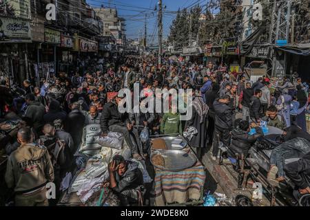 Rafah, Palästinensische Gebiete. Januar 2024. Palästinenser drängen sich auf einem lokalen Straßenmarkt in Rafah. UNRWA sagte, dass sich die Bevölkerung der Stadt Rafah auf über 1,300 Millionen Menschen fast vervierfacht hat, da Palästinenser, die aus Dschabalia, Scheich Zayed, Al-Wusta, Khan Yunis und Gaza-Stadt vertrieben wurden, vor den blutigen Kämpfen zwischen Israel und Hamas fliehen. Abed Rahim Khatib/dpa/Alamy Live News Stockfoto