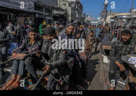 Rafah, Palästinensische Gebiete. Januar 2024. Palästinenser drängen sich auf einer Straße in Rafah. UNRWA sagte, dass sich die Bevölkerung der Stadt Rafah auf über 1,300 Millionen Menschen fast vervierfacht hat, da Palästinenser, die aus Dschabalia, Scheich Zayed, Al-Wusta, Khan Yunis und Gaza-Stadt vertrieben wurden, vor den blutigen Kämpfen zwischen Israel und Hamas fliehen. Abed Rahim Khatib/dpa/Alamy Live News Stockfoto