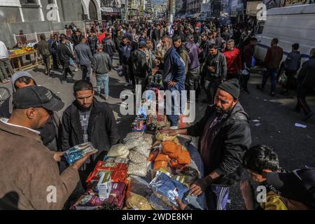 Rafah, Palästinensische Gebiete. Januar 2024. Palästinenser drängen sich auf einem lokalen Straßenmarkt in Rafah. UNRWA sagte, dass sich die Bevölkerung der Stadt Rafah auf über 1,300 Millionen Menschen fast vervierfacht hat, da Palästinenser, die aus Dschabalia, Scheich Zayed, Al-Wusta, Khan Yunis und Gaza-Stadt vertrieben wurden, vor den blutigen Kämpfen zwischen Israel und Hamas fliehen. Abed Rahim Khatib/dpa/Alamy Live News Stockfoto