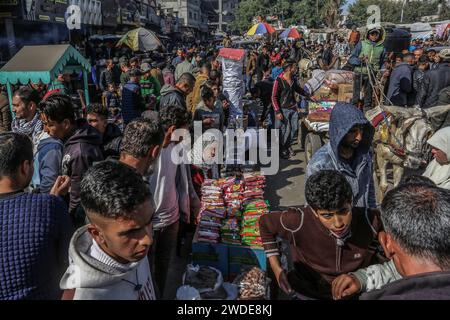 Rafah, Palästinensische Gebiete. Januar 2024. Palästinenser drängen sich auf einem lokalen Straßenmarkt in Rafah. UNRWA sagte, dass sich die Bevölkerung der Stadt Rafah auf über 1,300 Millionen Menschen fast vervierfacht hat, da Palästinenser, die aus Dschabalia, Scheich Zayed, Al-Wusta, Khan Yunis und Gaza-Stadt vertrieben wurden, vor den blutigen Kämpfen zwischen Israel und Hamas fliehen. Abed Rahim Khatib/dpa/Alamy Live News Stockfoto