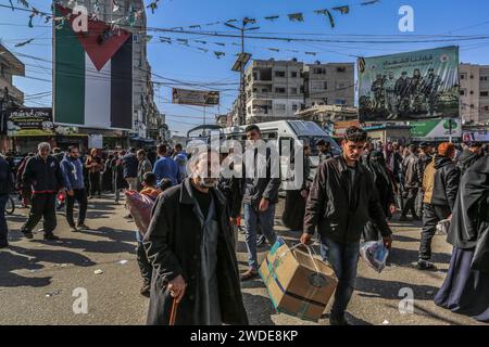 Rafah, Palästinensische Gebiete. Januar 2024. Palästinenser drängen sich auf einer Straße in Rafah. UNRWA sagte, dass sich die Bevölkerung der Stadt Rafah auf über 1,300 Millionen Menschen fast vervierfacht hat, da Palästinenser, die aus Dschabalia, Scheich Zayed, Al-Wusta, Khan Yunis und Gaza-Stadt vertrieben wurden, vor den blutigen Kämpfen zwischen Israel und Hamas fliehen. Abed Rahim Khatib/dpa/Alamy Live News Stockfoto