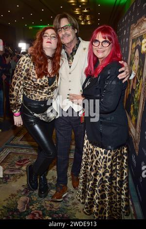 Jörg Draeger mit Ehefrau Petra Draeger und Tochter Cinzia-Paulina Draeger Ankunft zum Public Viewing zum TV-Start von - ich bin ein Star C holt mich hier raus im Hotel Pullmann Schweizer Hof in Berlin, am 19.01.2024 Julian Stoeckel, Public Viewing IBES Start *** Jörg Draeger mit Ehefrau Petra Draeger und Tochter Cinzia Paulina Draeger kommen am 19 01 2024 zum Public Viewing für den TV-Start von ich bin ein Star C holt mich hier raus im Hotel Pullmann Schweizer Hof in Berlin, Julian Stoeckel, öffentliche Anzeige IBES Start Photopress Mueller Stockfoto