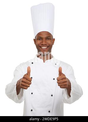 Mann, Koch und Porträt mit Daumen nach oben, selbstbewusster und professioneller Kerl auf weißem Studiohintergrund. Afrikanische Person, kulinarischer Experte und Mockup-Raum Stockfoto