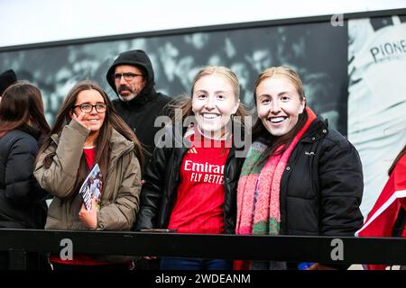 Die Fans von Arsenal tragen vor dem Auftakt beim Spiel der Barclays Women's Super League im Mangata Pay UK Stadium in Borehamwood Masken von Leah Williamson. Bilddatum: Samstag, 20. Januar 2024. Stockfoto