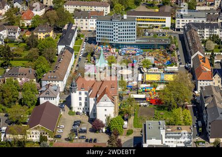 Vogelperspektive, Frühjahrsmesse am Rathaus, auf dem Rathausplatz vor dem Finanzamt, Hattingen, Ruhrgebiet, Nordrhein-Westfalen, Deutschland Stockfoto