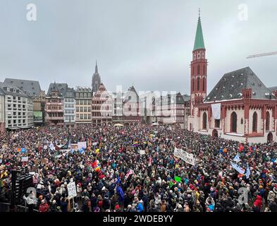 20. Januar 2024, Hessen, Frankfurt/Main: Zahlreiche Menschen haben sich unter dem Motto "Demokratie verteidigen" auf dem Frankfurter Römer versammelt, um gegen AfD und Rechtsextremismus zu demonstrieren. Die Teilnehmer wollten ein Signal des Widerstands gegen rechtsextreme Aktivitäten senden. Foto: Boris Roessler/dpa Stockfoto