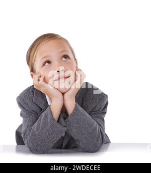 Kinder-, Denker- und Geschäftslaufbahn für zukünftige berufliche Träume, weißer Hintergrund oder Studio. Kind, Mädchen und Schreibtisch für Erwachsene Ziele als Arbeiter Stockfoto