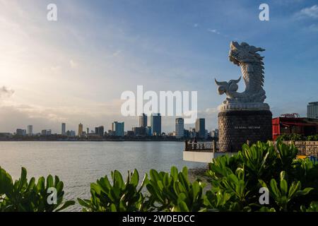 drachenkarpfenstatue und die Skyline von danang in vietnam Stockfoto