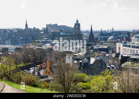 Edinburgh, Schottland, Großbritannien. April 2023. UK. Die Skyline von Edinburgh wurde von Calton Hill, Edinburgh, übernommen. Stockfoto