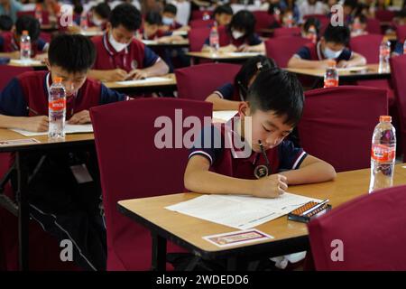 Bandung, Indonesien. Januar 2024. Die Teilnehmer nehmen am dritten indonesischen „Shenmo Cup“ International Abacus Mental Arithmetic Competition in Bandung, West Java, Indonesien, am 20. Januar 2024 Teil. Die Veranstaltung begann am Samstag mit fast 200 Kindern, die am diesjährigen Wettbewerb teilnahmen. Quelle: Ma Ning/Xinhua/Alamy Live News Stockfoto