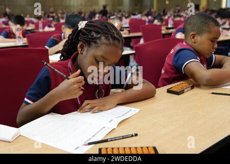 Bandung, Indonesien. Januar 2024. Die Teilnehmer nehmen am dritten indonesischen „Shenmo Cup“ International Abacus Mental Arithmetic Competition in Bandung, West Java, Indonesien, am 20. Januar 2024 Teil. Die Veranstaltung begann am Samstag mit fast 200 Kindern, die am diesjährigen Wettbewerb teilnahmen. Quelle: Ma Ning/Xinhua/Alamy Live News Stockfoto