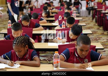Bandung, Indonesien. Januar 2024. Die Teilnehmer nehmen am dritten indonesischen „Shenmo Cup“ International Abacus Mental Arithmetic Competition in Bandung, West Java, Indonesien, am 20. Januar 2024 Teil. Die Veranstaltung begann am Samstag mit fast 200 Kindern, die am diesjährigen Wettbewerb teilnahmen. Quelle: Ma Ning/Xinhua/Alamy Live News Stockfoto