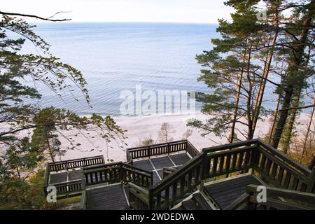 Riesige Treppe auf einem Kawcza Gora Berg in Miedzyzdroje Dorf über der Ostsee, Polen Stockfoto